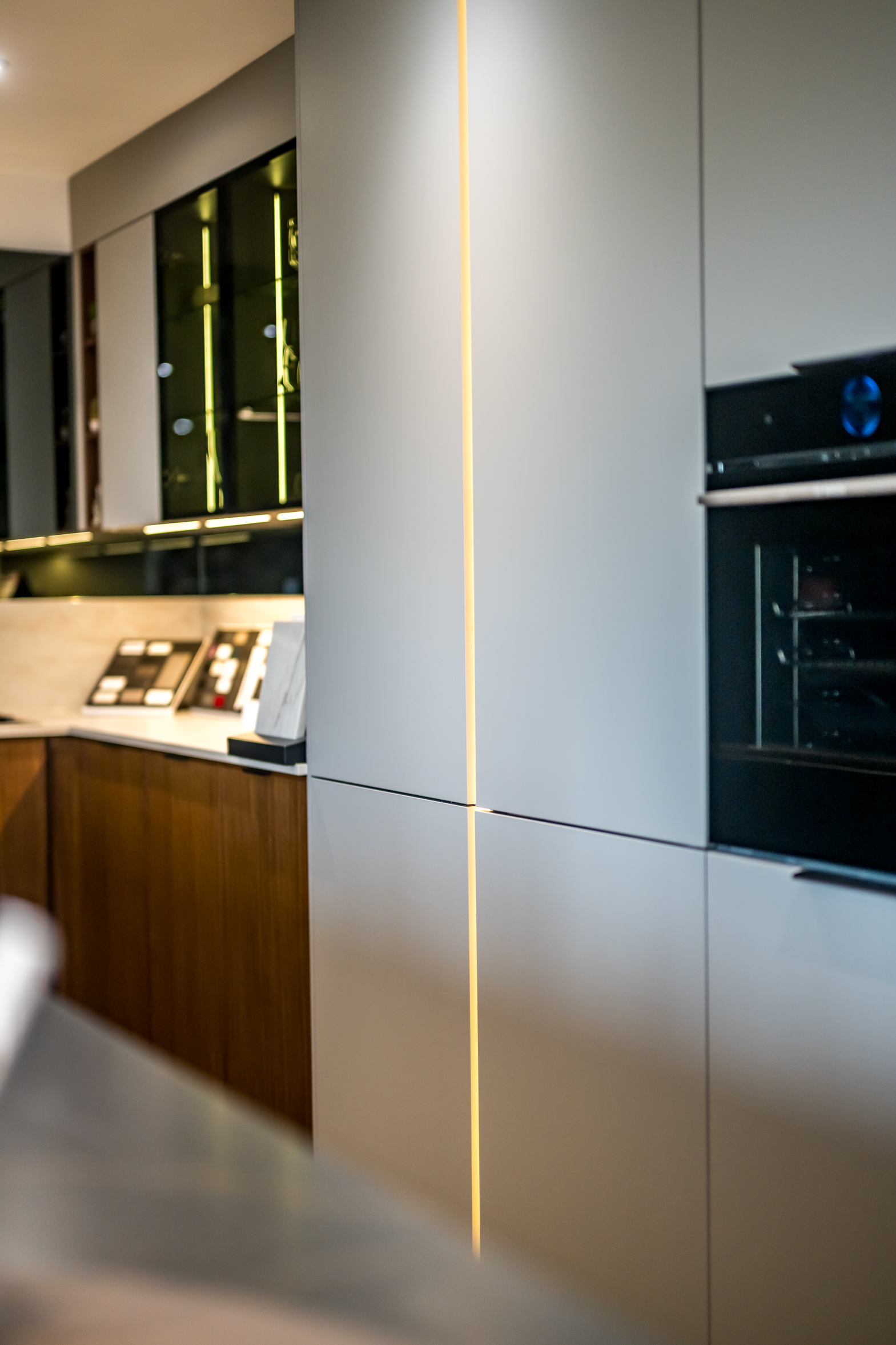 Shaker Door Kitchen vs Slab Door Kitchen: Which is Right for You?