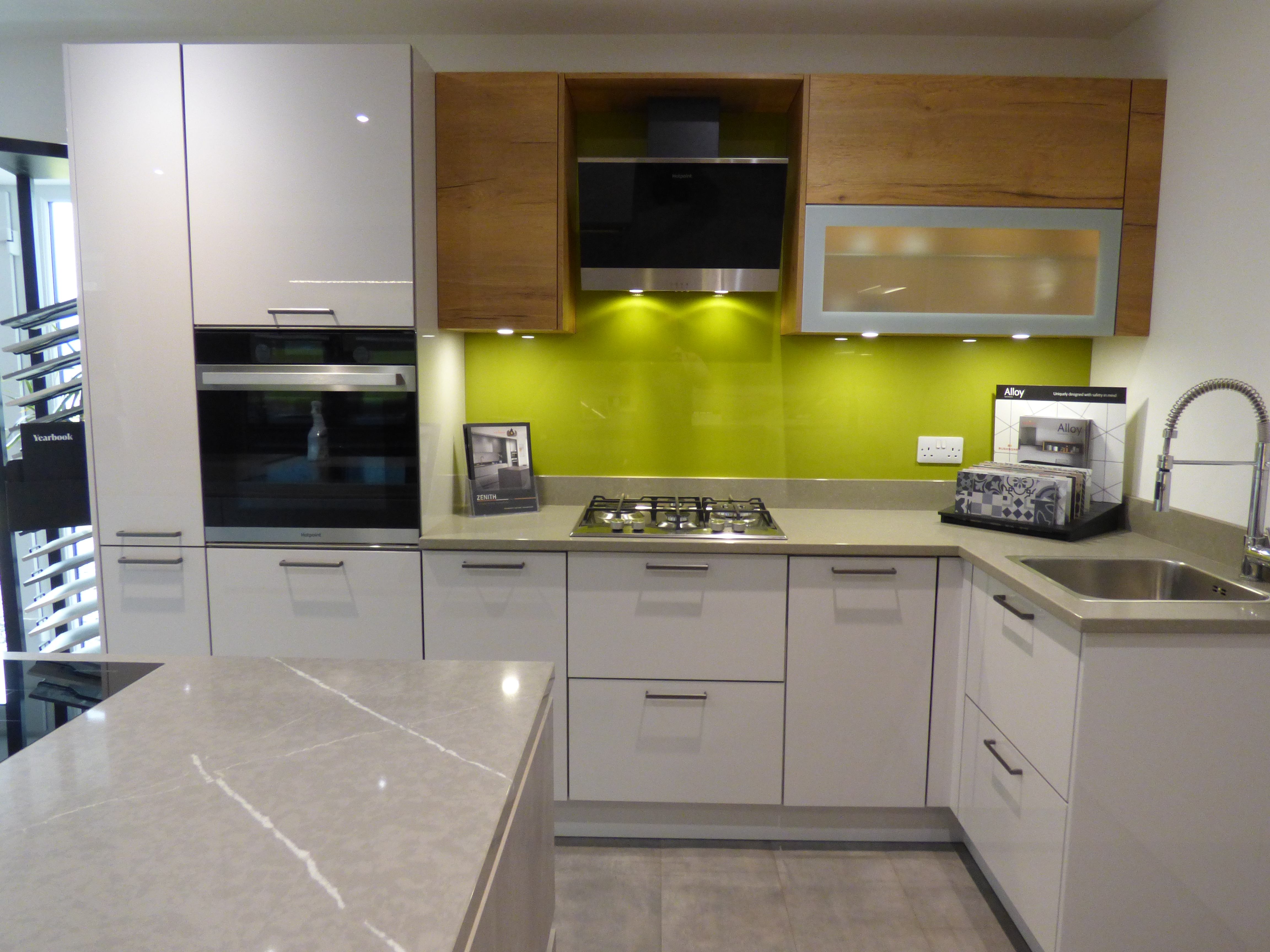 Acrylic Gloss Slab Display & Vancouver Natural Vintage Oak